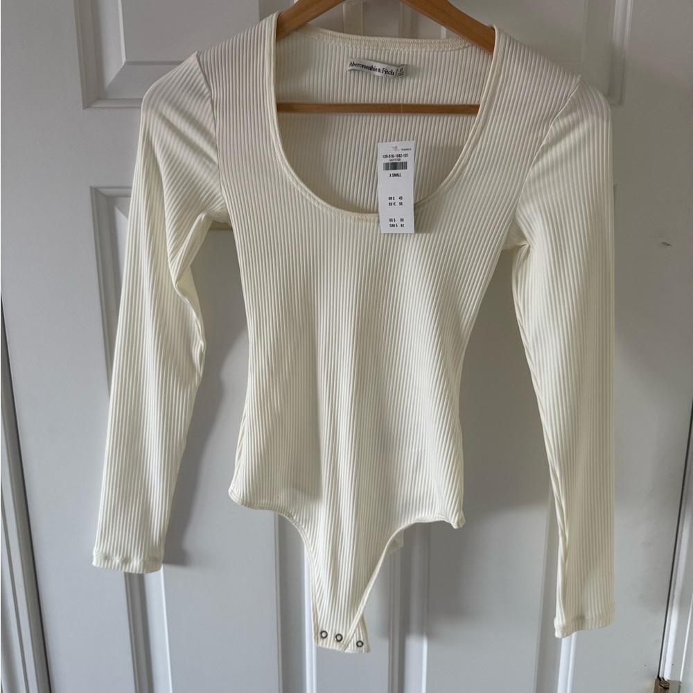 Brand New Abercrombie & Fitch Cream Ribbed Bodysuit - Tags Attached! 
Size:XS